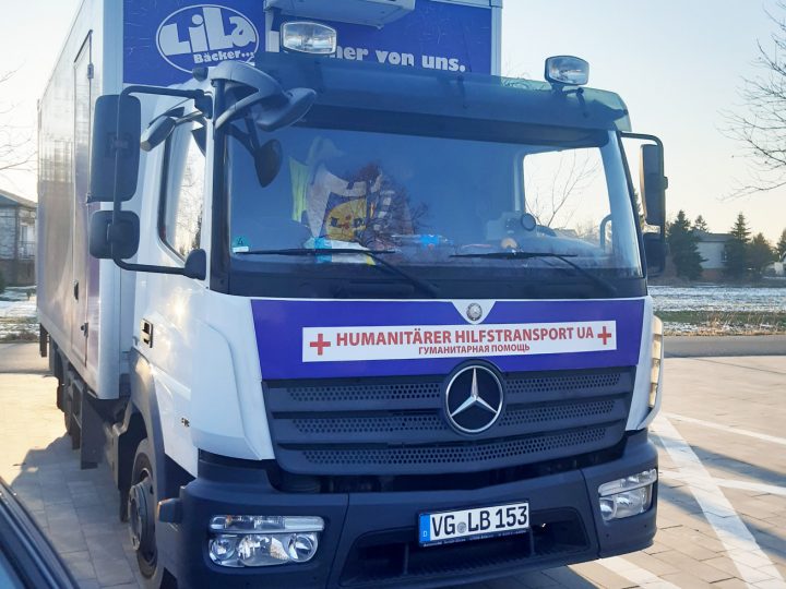 Lila Bäcker fährt Hilfsgüter für die Ukraine