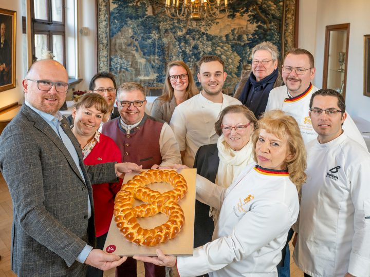 Neujahrsbrezel mit guten Wünschen