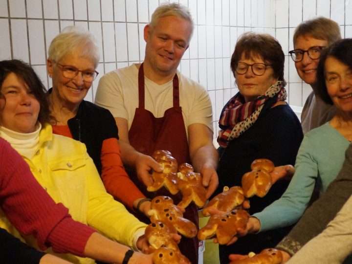 Frauen backen Männer