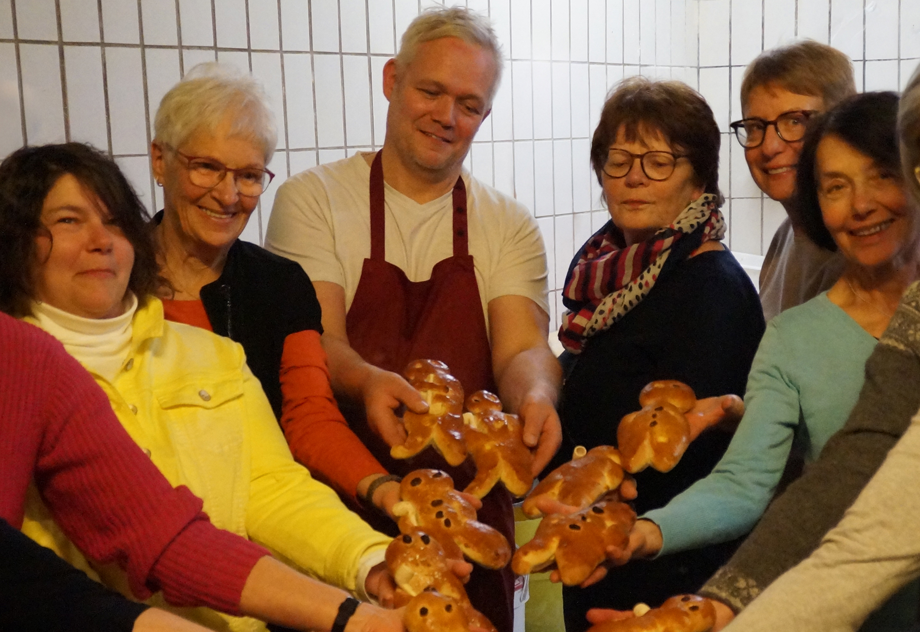 Frauen backen Männer