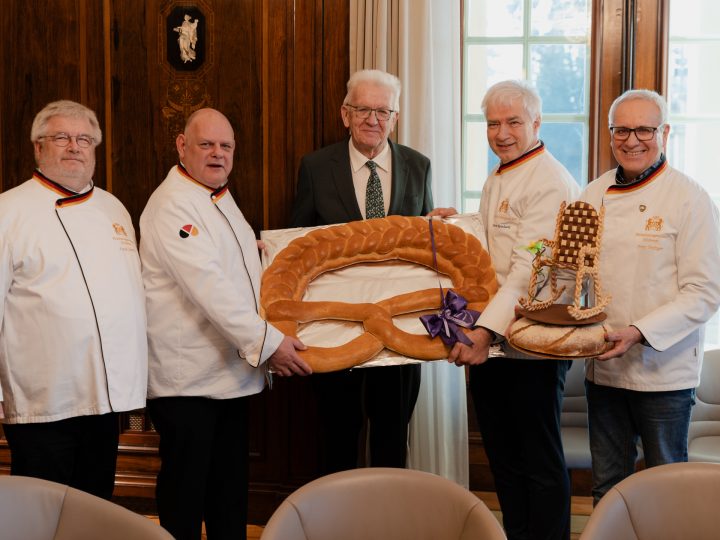 Neujahrsbrezel an Ministerpräsident Kretschmann