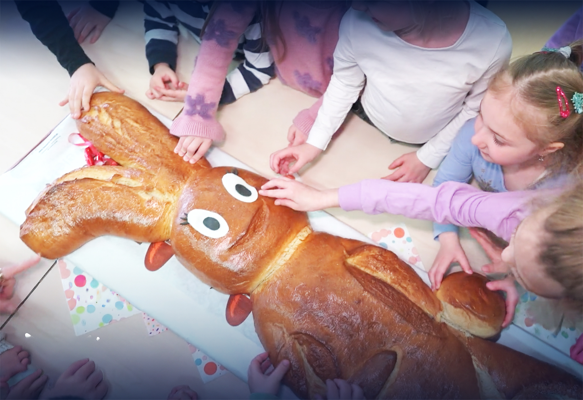 Bäckermeister überrascht mit riesigem Osterhasen