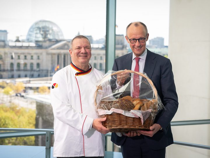 Kanzler lobt Ausbildungsarbeit