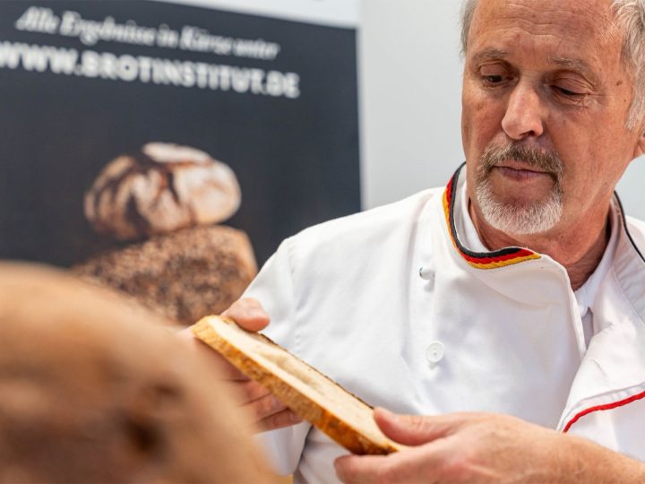Brotprüfung am Verbandsstand