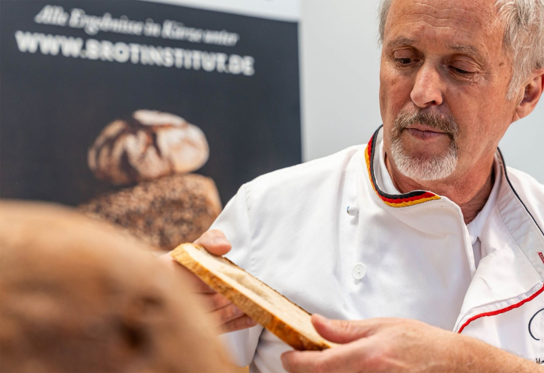 Brotprüfung am Verbandsstand